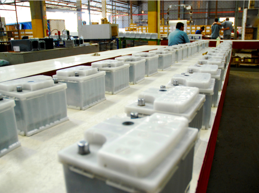 Linha de produção da FULGURIS com caixas de baterias industriais